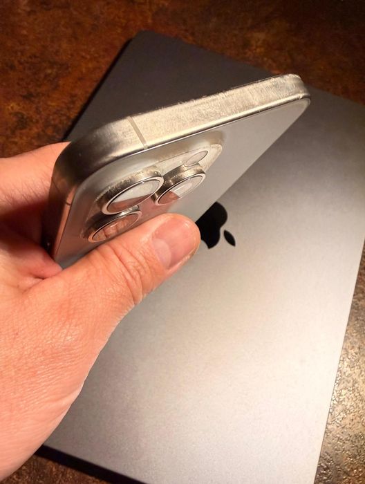 iPhone 15 Pro Max Încă în garanție