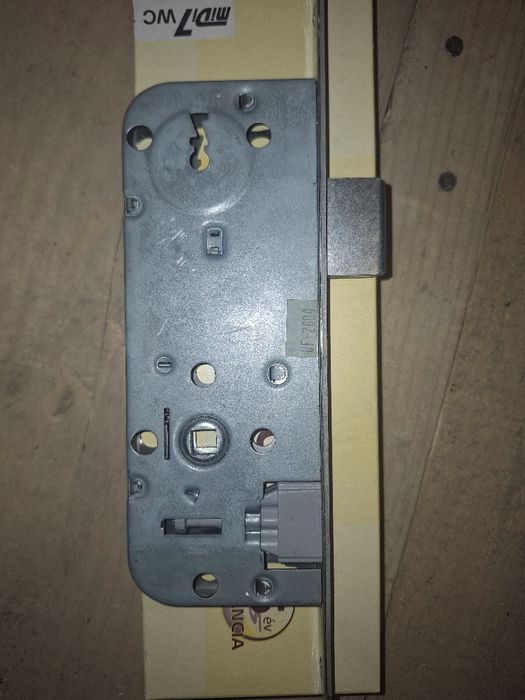 Brroască cu zăvor cu bila magnetica