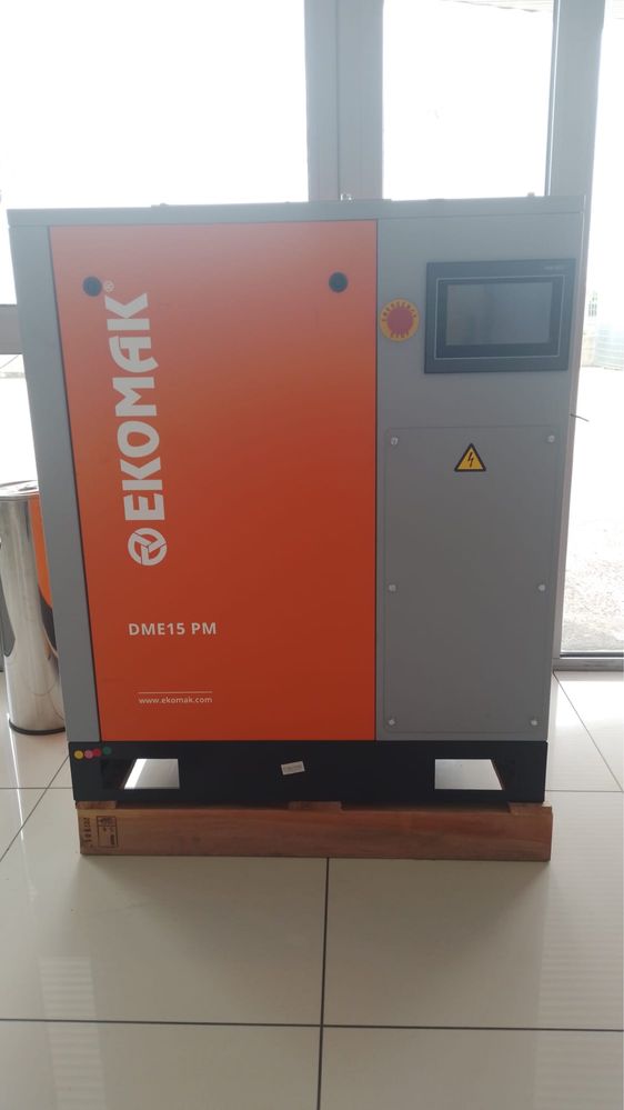 Compresor aer cu surub 18,5kw/25hp EKOMAK Motor cu Magneti Permanenti