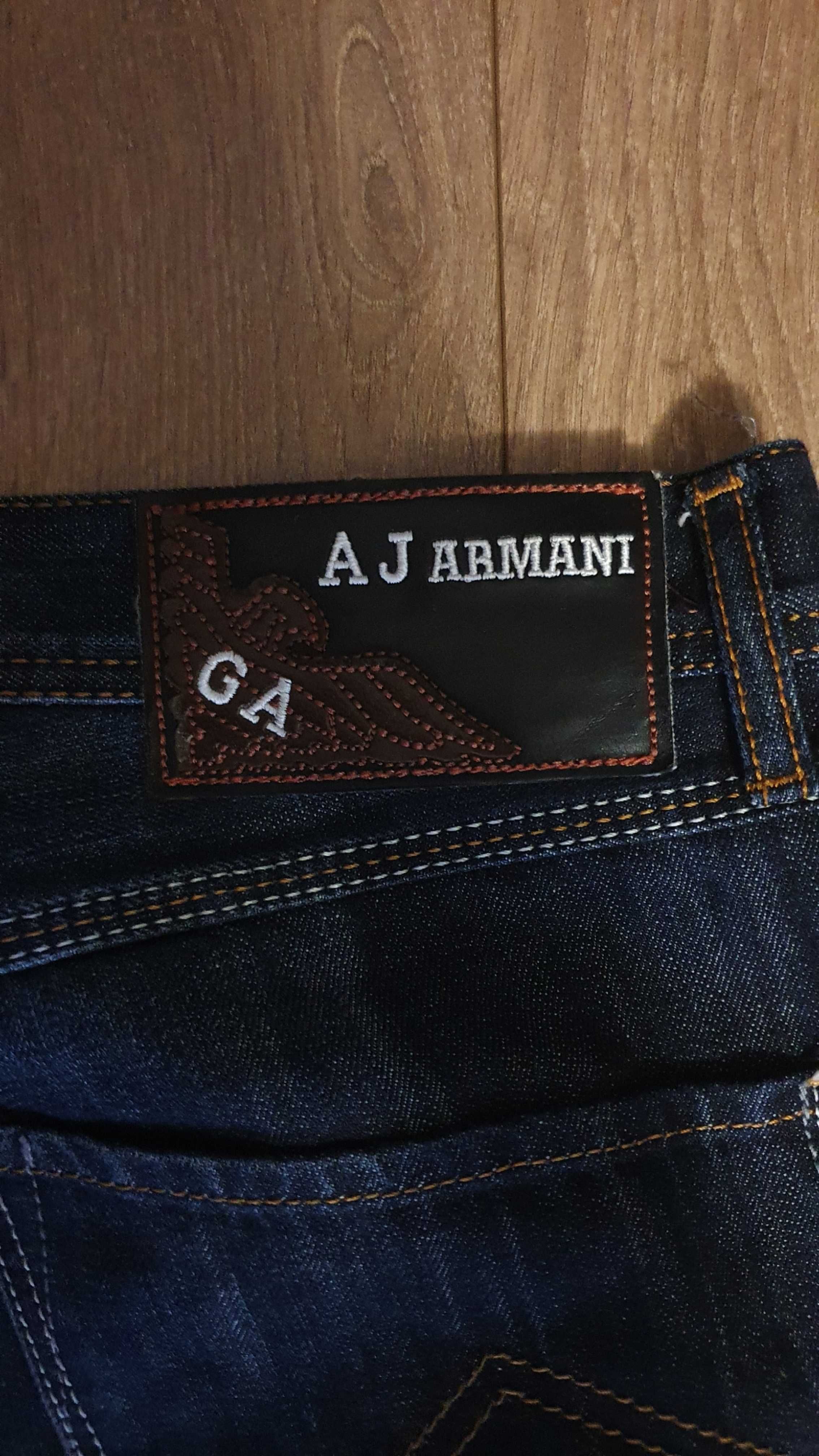 Продавам оригинални дънки Armani – тъмносини, размер 34, рядък модел