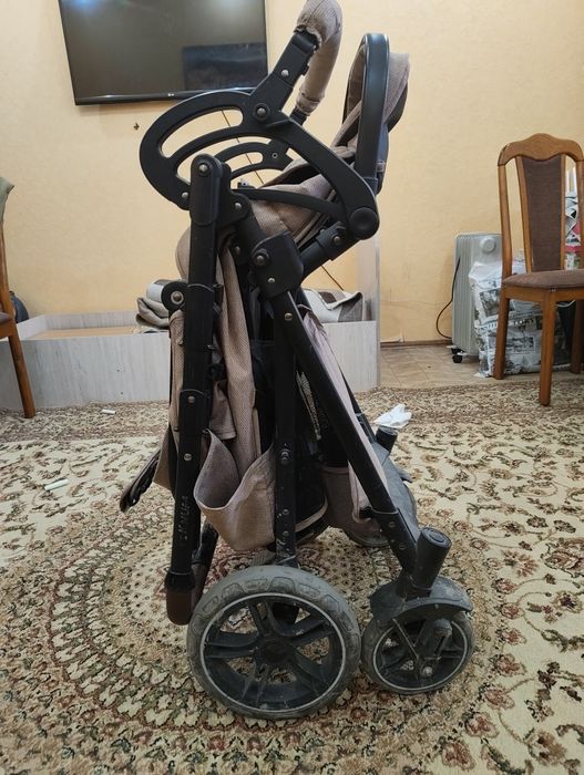 Продам детскую прогулочную коляску