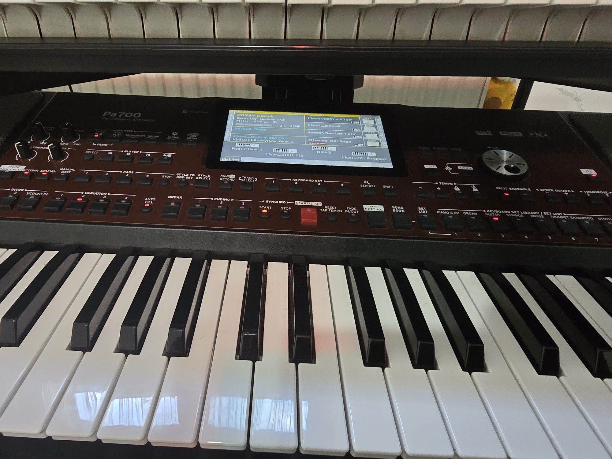 Спешно продавам Korg pa700 с най новия сет на муси