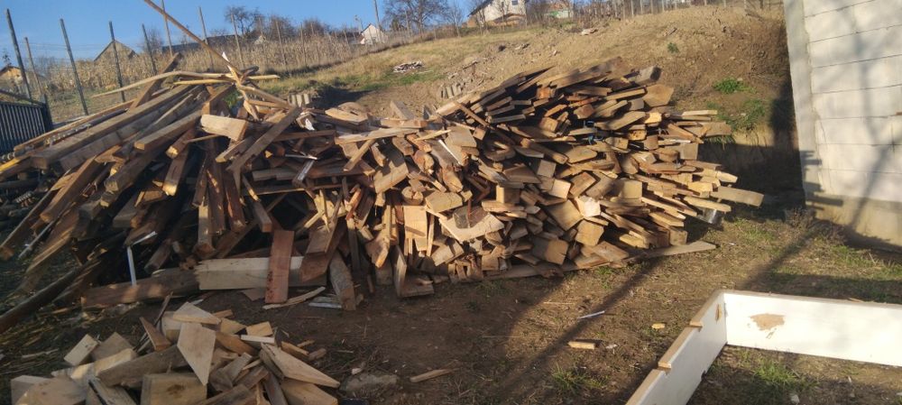 Lemn scos dintr-un acoperiș de casa