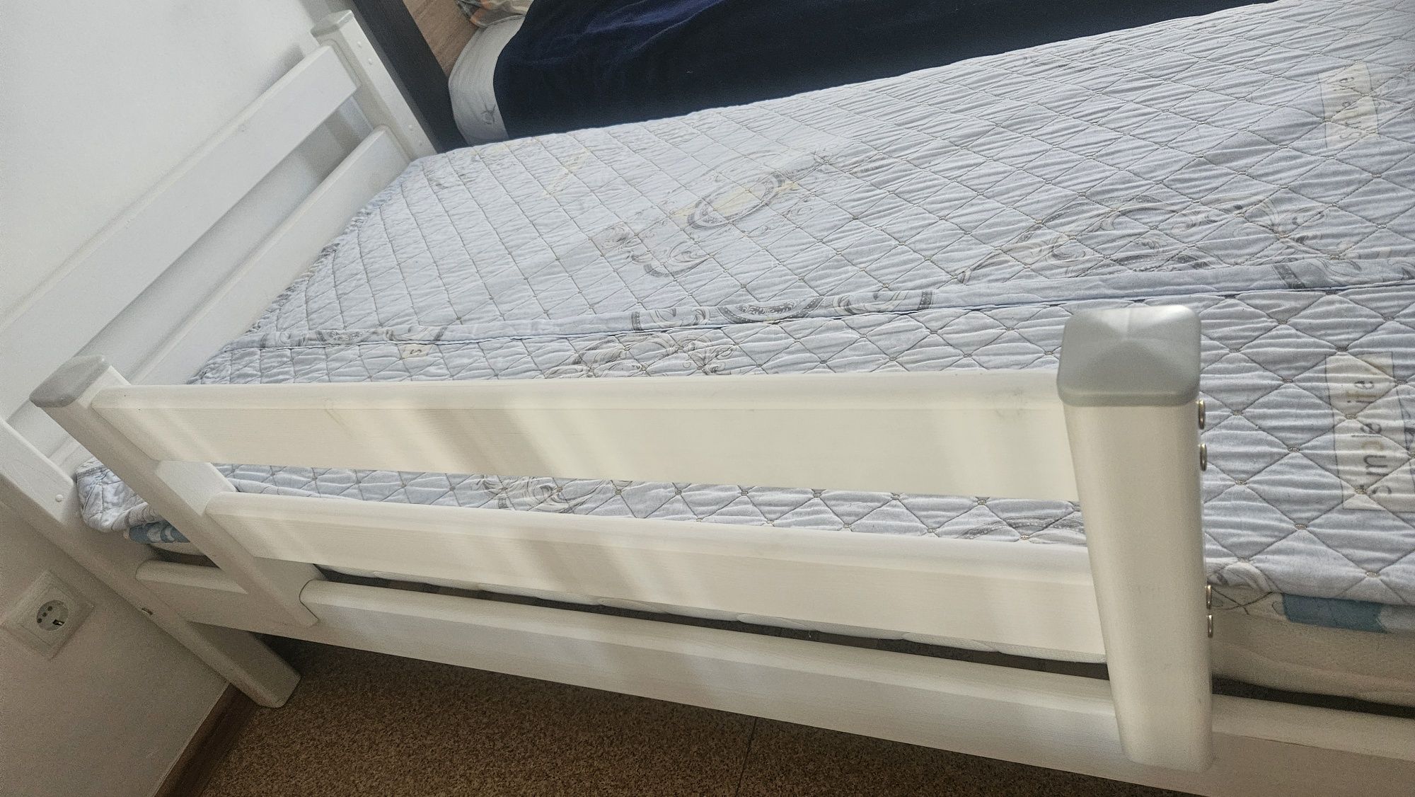 Срочно продам детскую модульную кровать белую с матрасом.