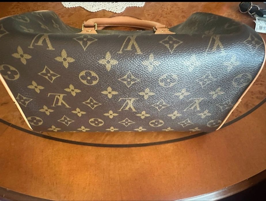Louis vuitton este in stare foarte buna
