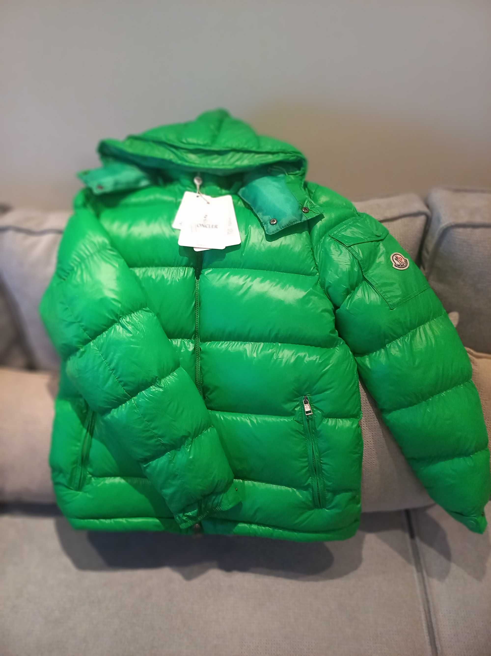 Яке Moncler              .