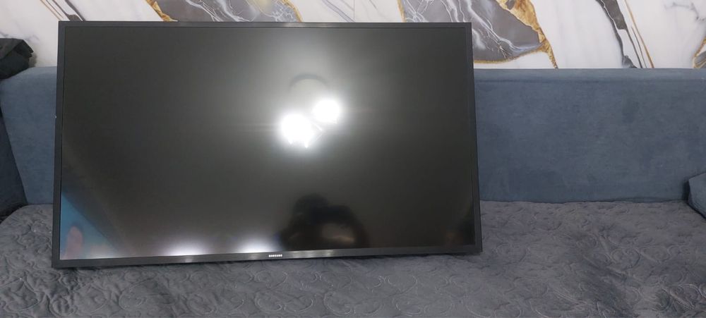 Продам смарт тв самсунг в хорошем состоянии с кранштейнером