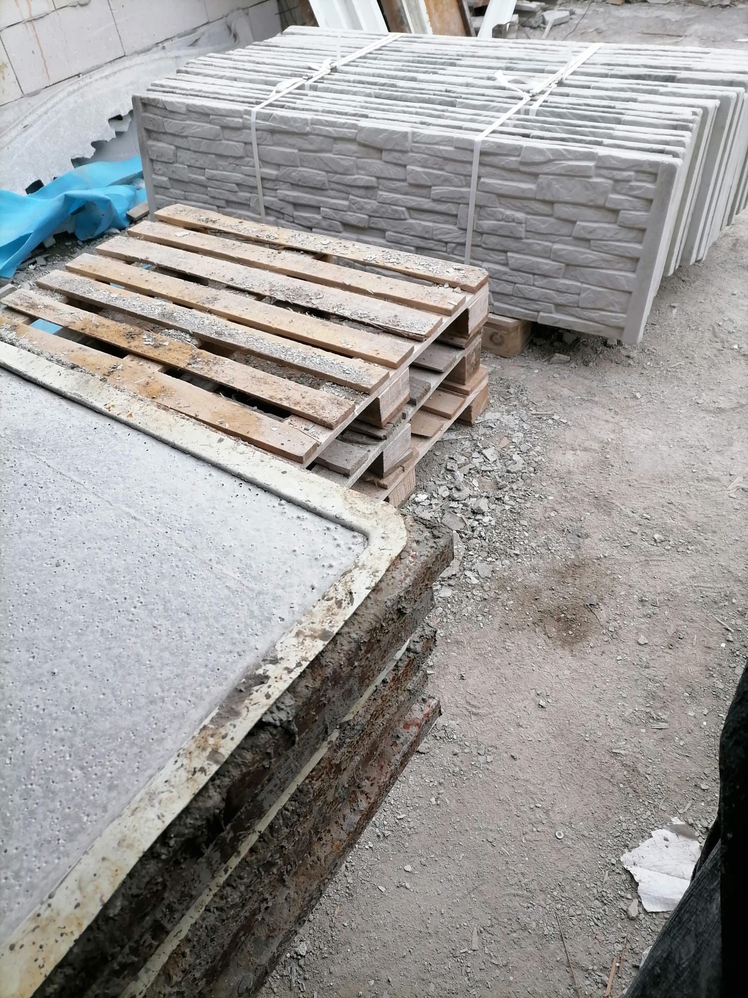 Placi și stâlpi de beton