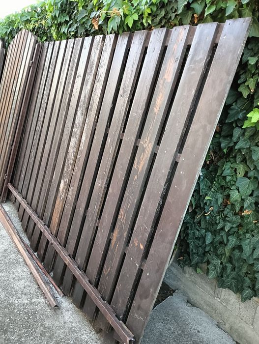 Vând poarta pe șină,și 3 porți intrare