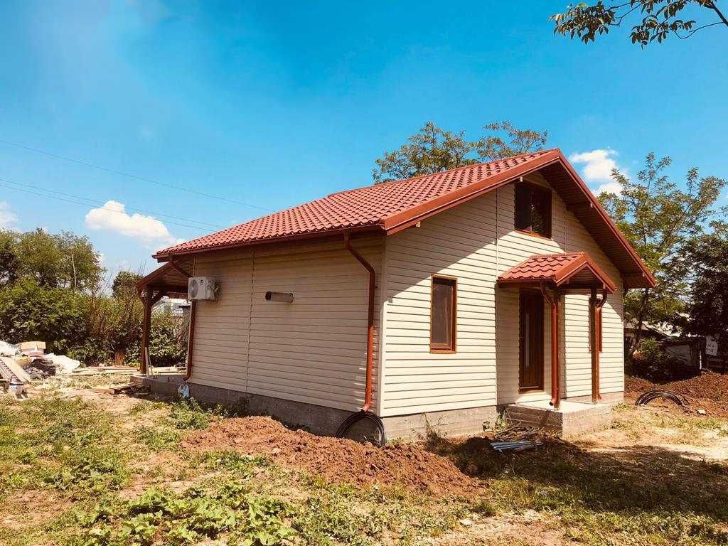 Casa, garaje auto din structura metalica si panou sandwich termoizolat