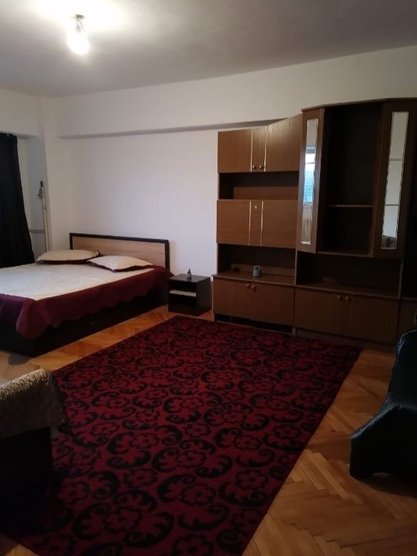 Închiriez apartament 3 camere