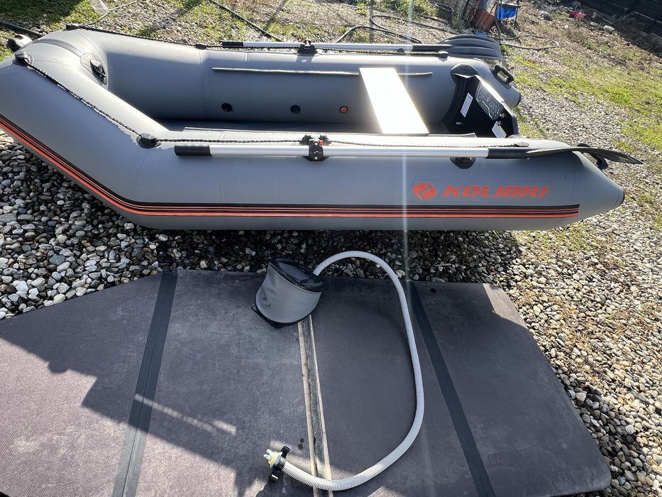 Vând barcă gonflabilă Kolibri KM 280 D cu podină full tego.