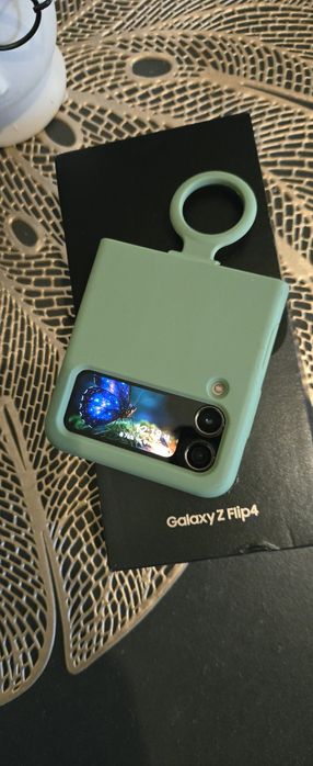 Galaxy Z Flip4 работи перфектно