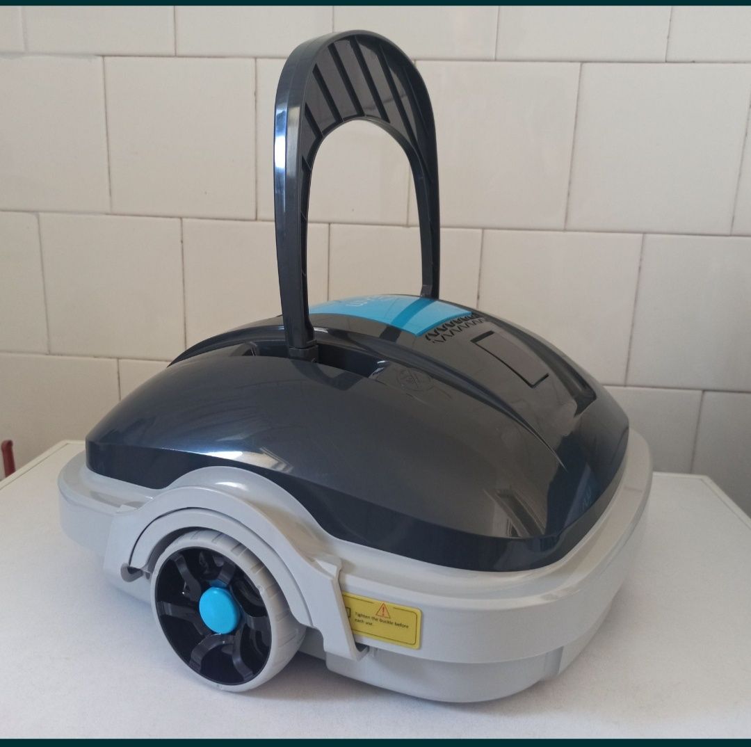 Robot curățare fundul piscinei, Wybot Osprey 200.