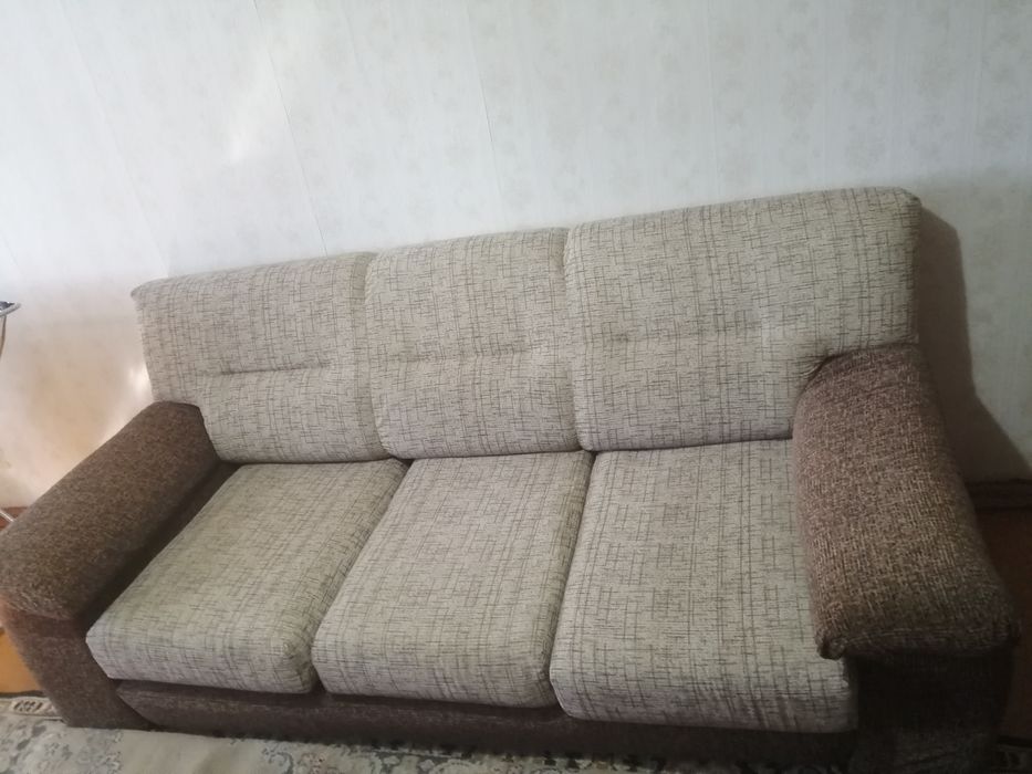 Диван в гостиную в комплекте с креслом