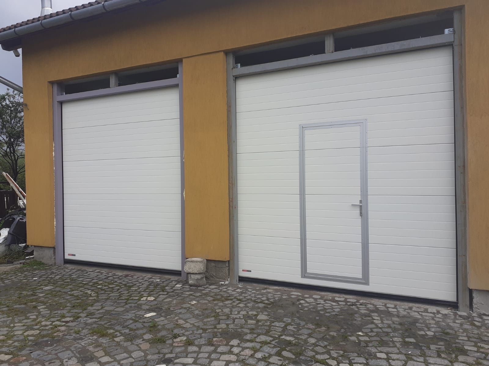Ușa de garaj rezidențiale și industriale