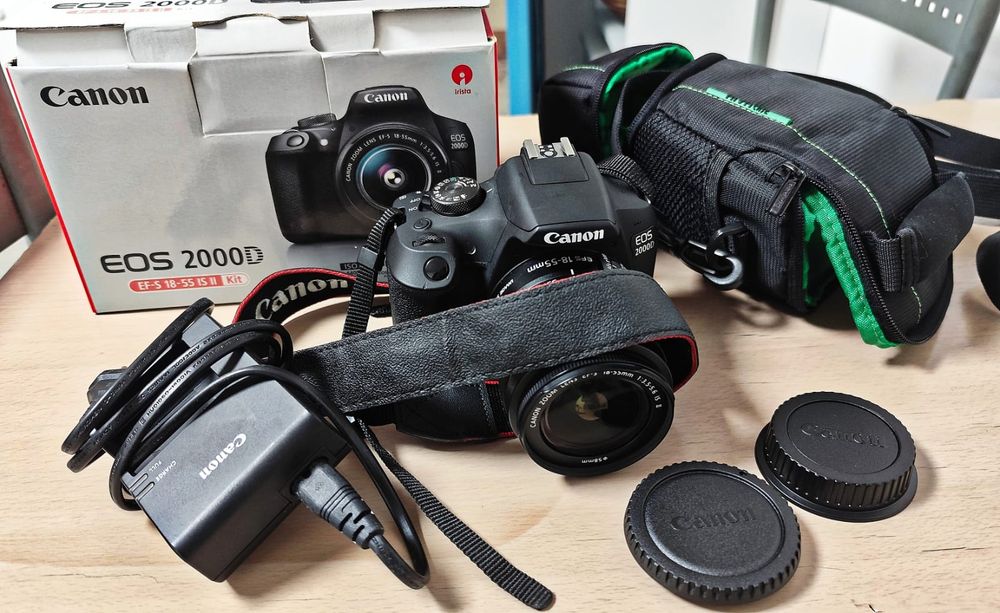 Vând kit aparat foto dslr Canon EOS 2000D