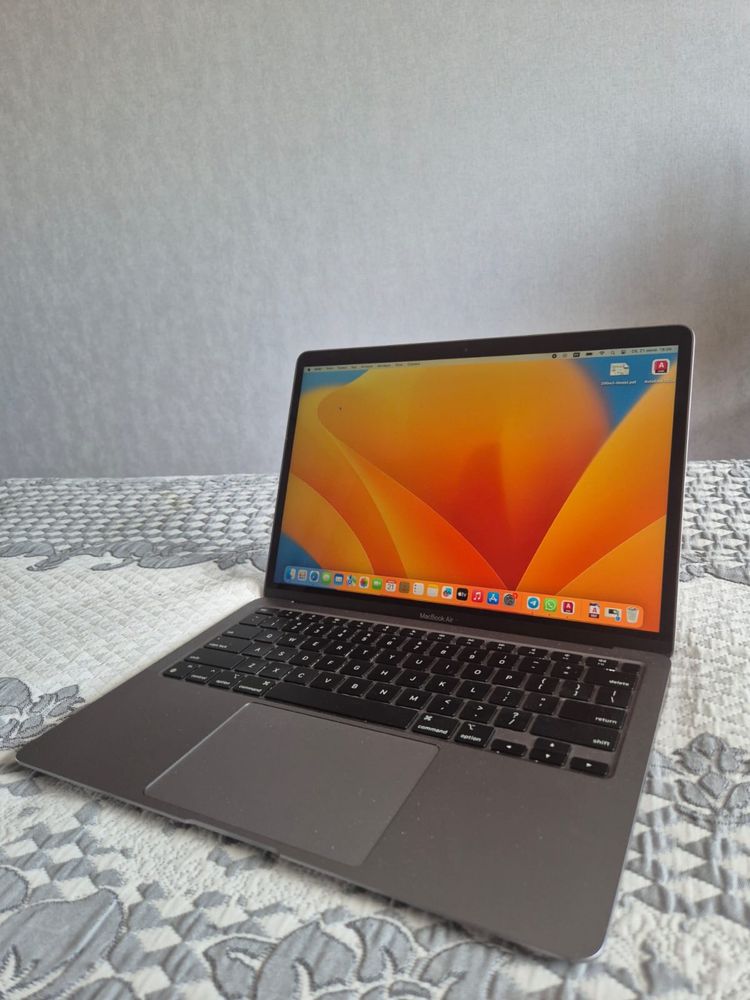 Продается Mac book Air 13, 2020 года, оперативная память 8 гб.
