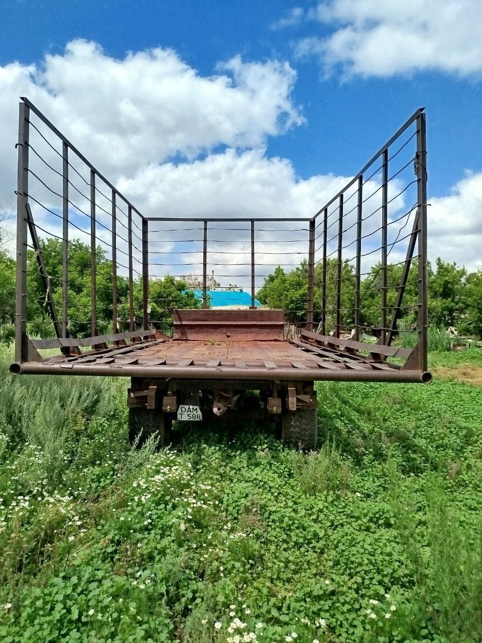 Продам прицеп 6 тоный
