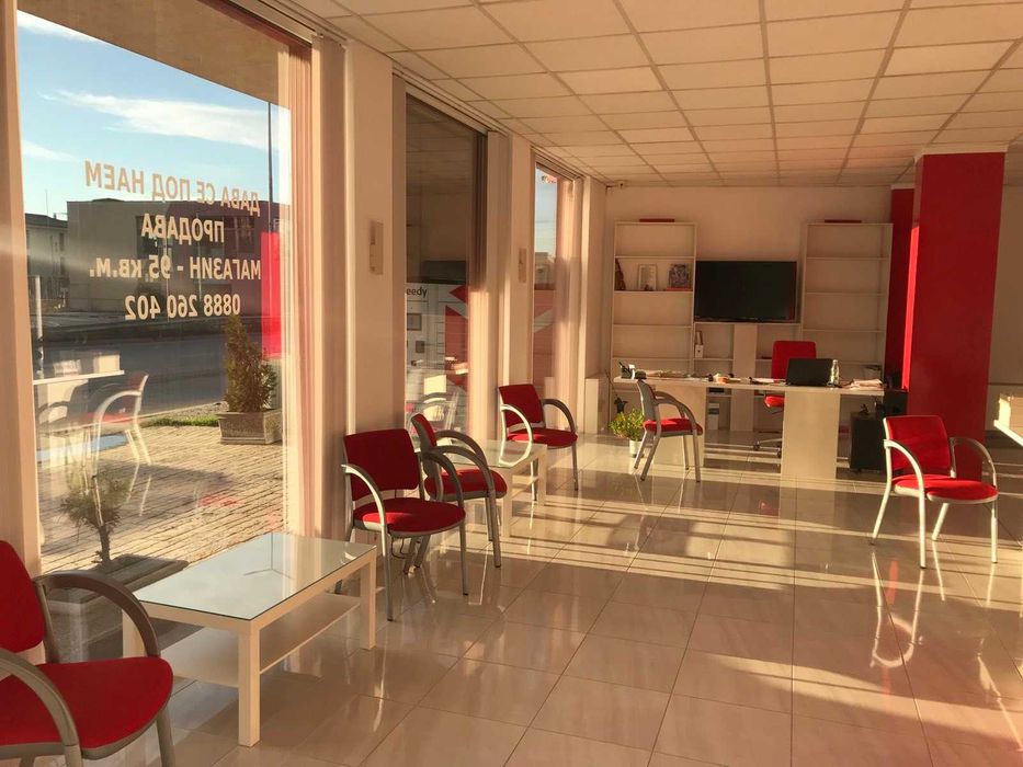 Магазин на партерен етаж, бул.България.