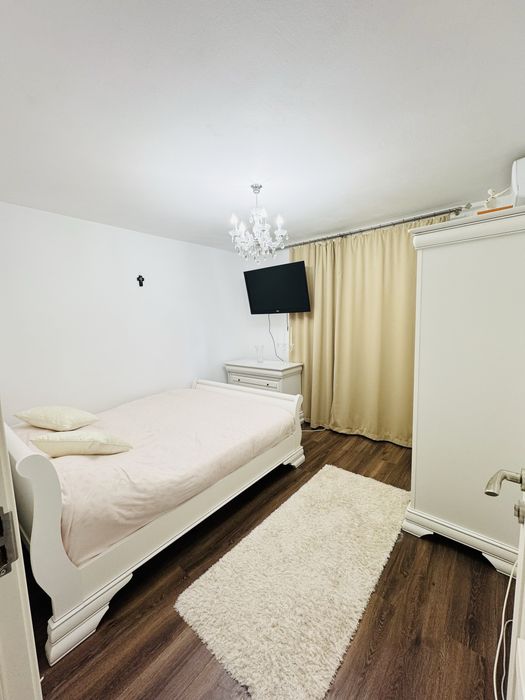 Vand apartament 2 camere Piata Centrala