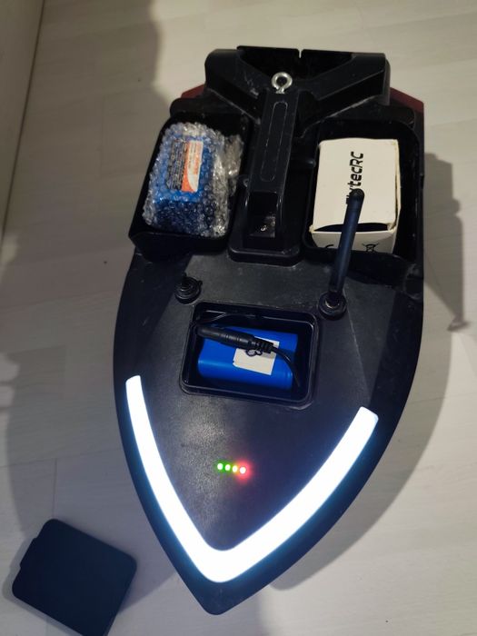 Лодка  за захранване Flytec v020 с GPS