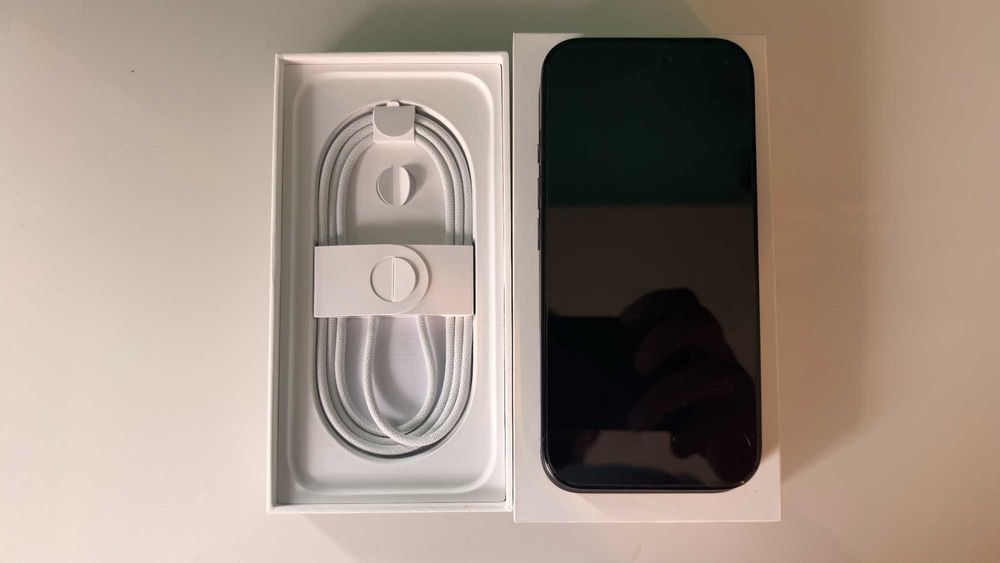 Продавам iPhone 16 Pro – закупен от официален представител на Apple