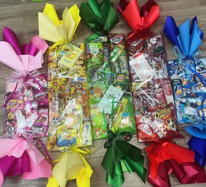 Новогодняя конфета 
Наполнение: сок, мармеладки,шоколадки ,кук