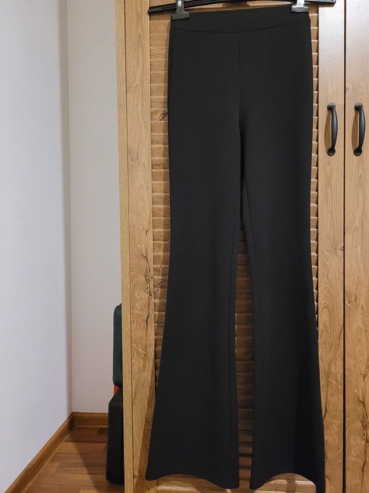 Pantaloni evazati Stradivarius