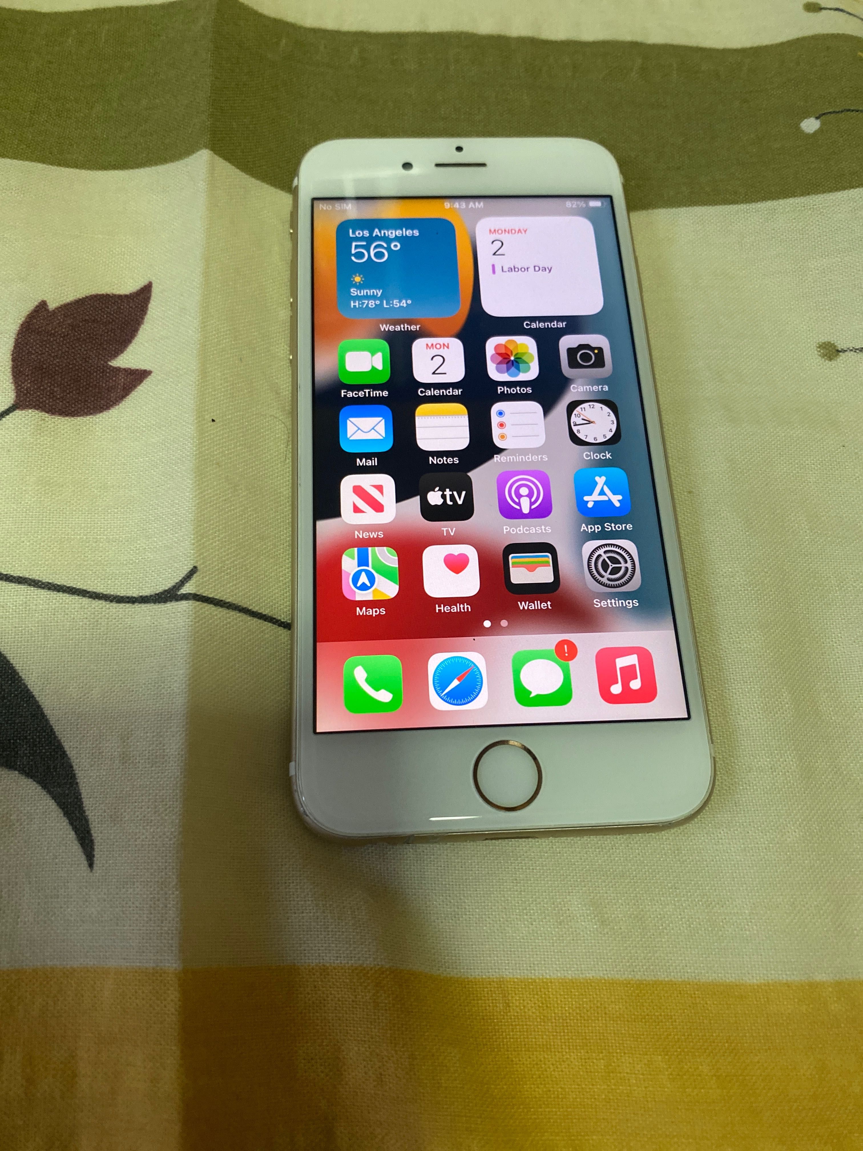 iPhone 6s-128 GB,мод:А1688,Gold,зарядно