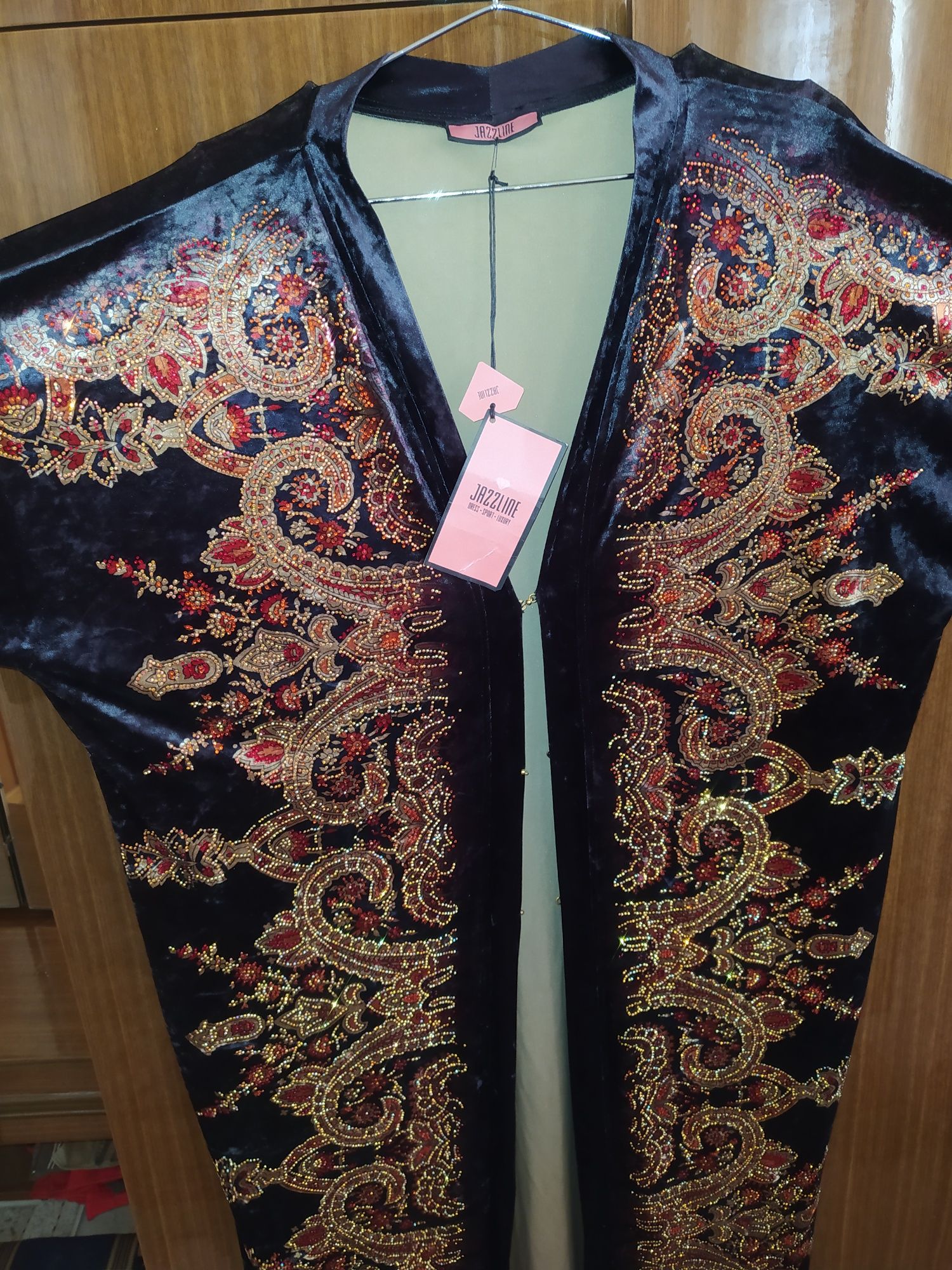 Abaya sotiladi kiyilmagan yengi razmeri 48 / 50 ga keladi Turkiya