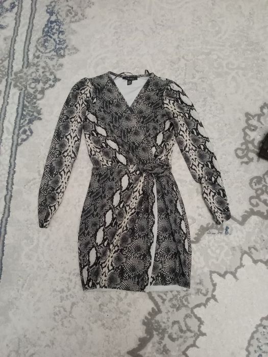 Красивое платье с вырезом