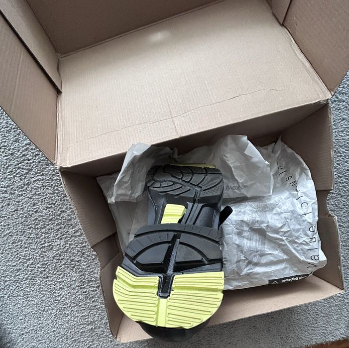 UVEX работни обувки в черен цвят. Нови 39