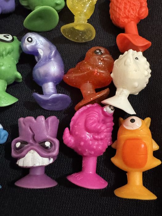 68 броя стикита.