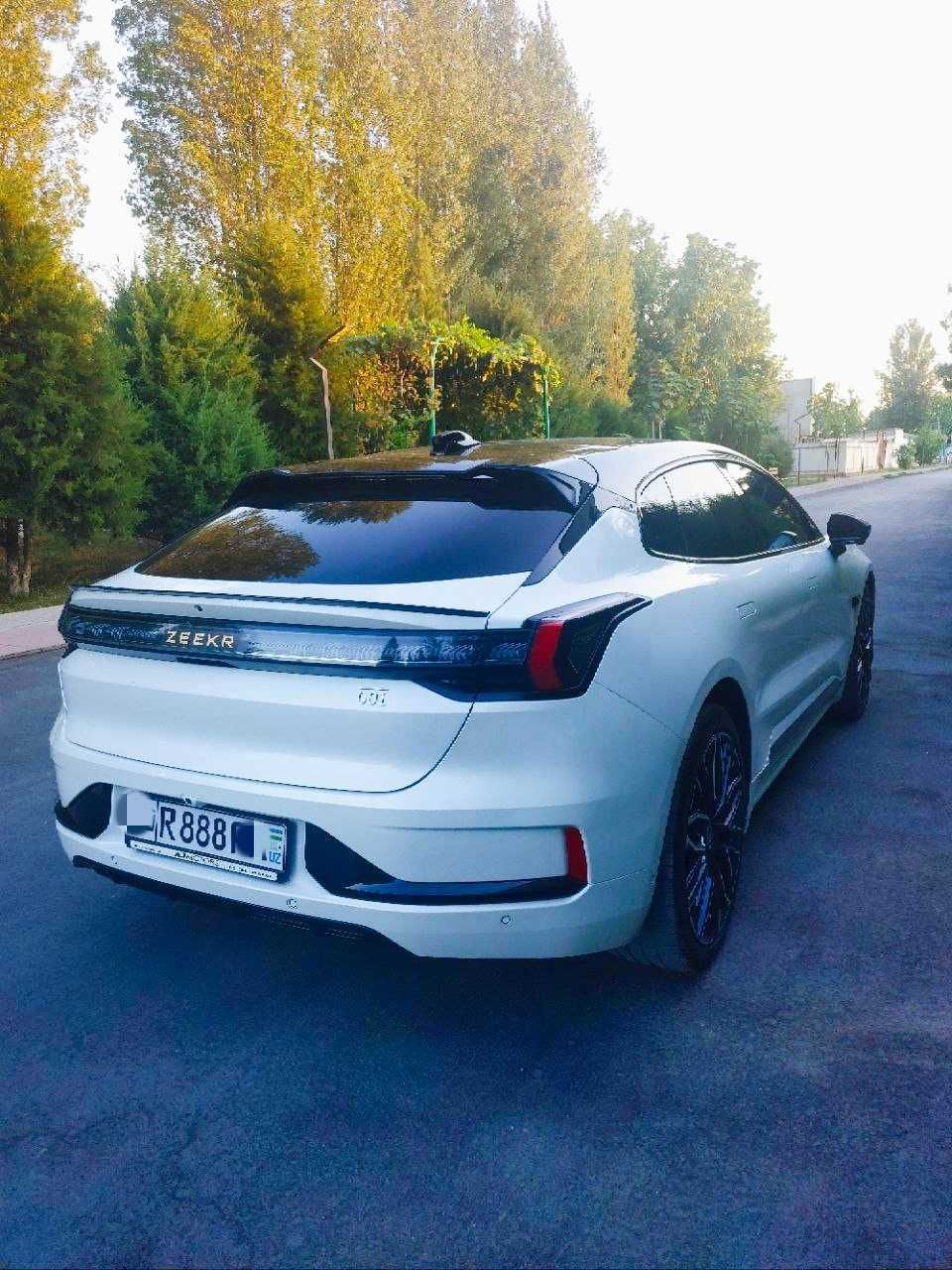 Zeekr 001 You Z Sport Full Alkantara salon R22 Pirelli Pnevma podveska
