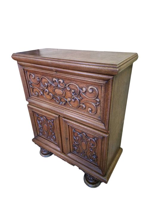 Шкаф барче масив с уникална дърворезба