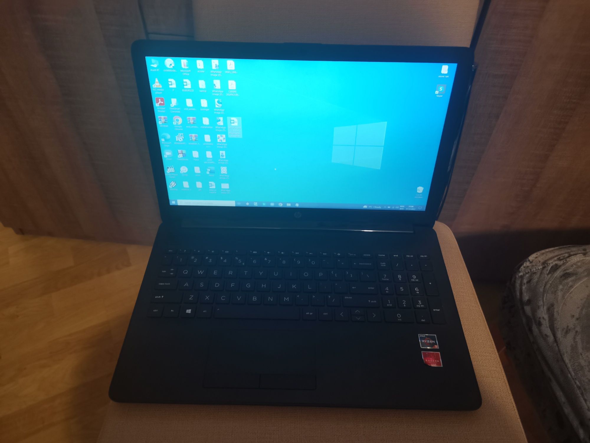 Vând laptop HP 15-db1100ny