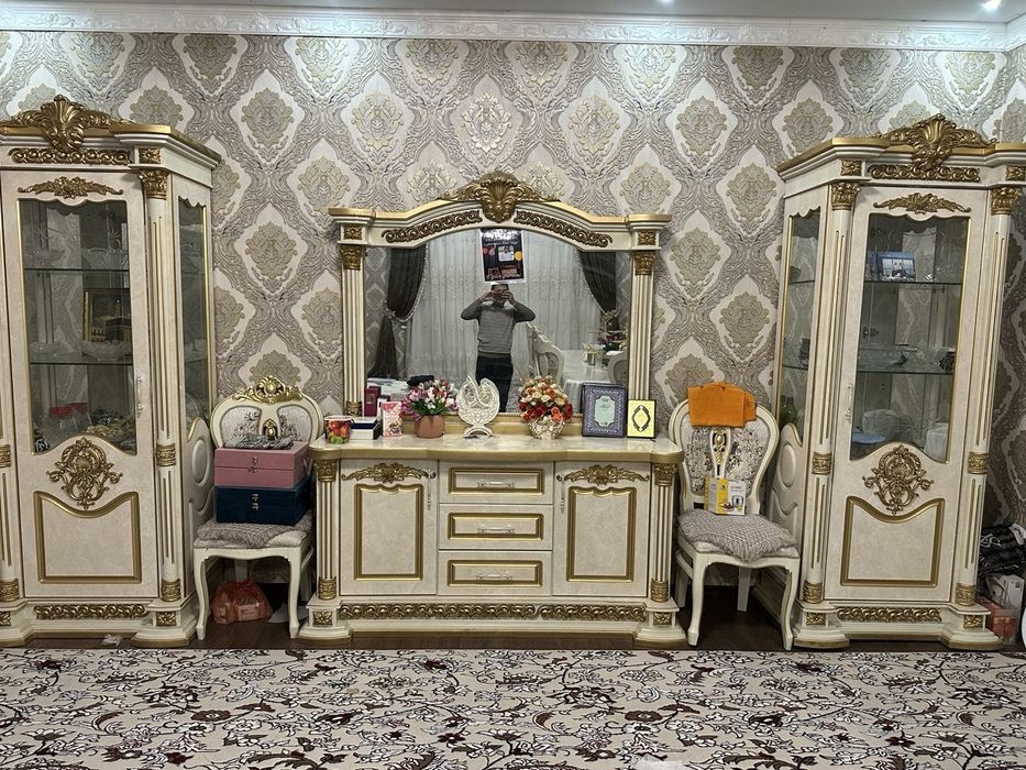 Стол и стулья два пинала и тримо