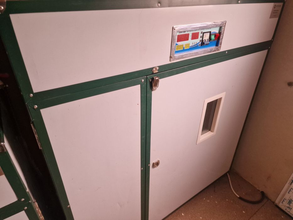 Incubator profesional  528 sau 1056 oua