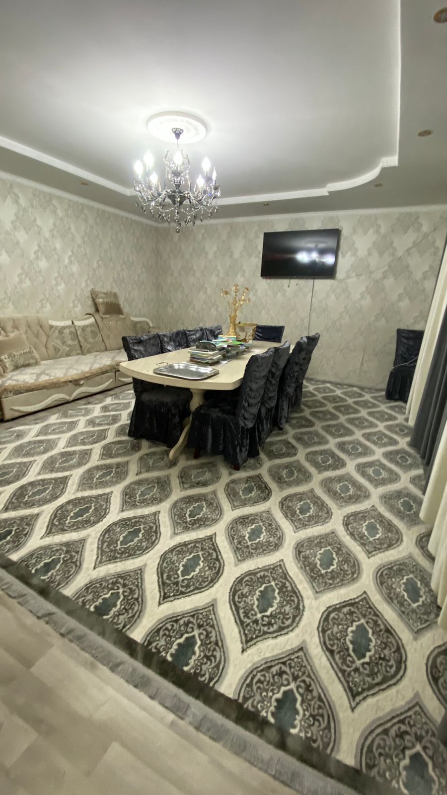 Срочно продам стол со стульями 120000