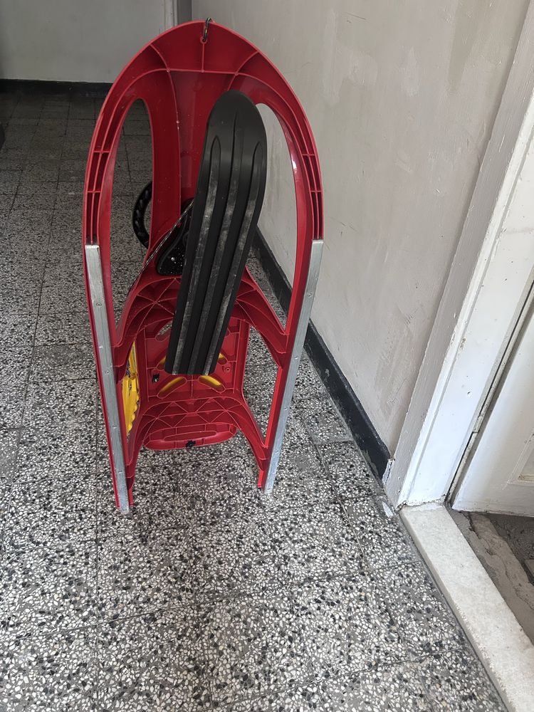 Детска шейна с приставка за малко дете.
