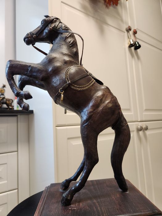 Винтидж кожена скулптура на конче