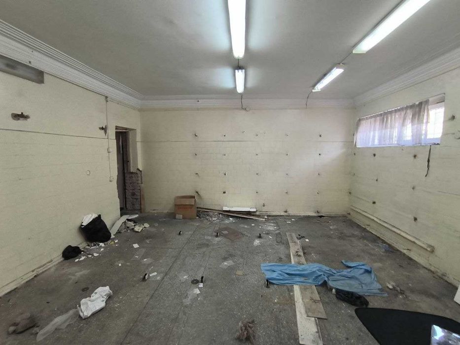 Sotiladi 1 qavat noturar joy - 688 m2 Furqat bogi oldida.