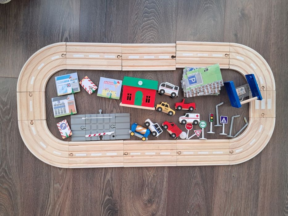 Set pista din  lemn cu mașinuțe