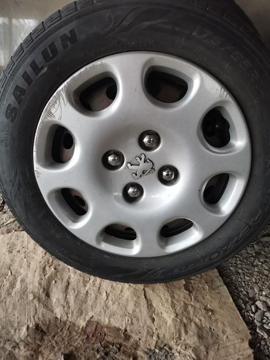 Vând cauciucuri 175/65 R14