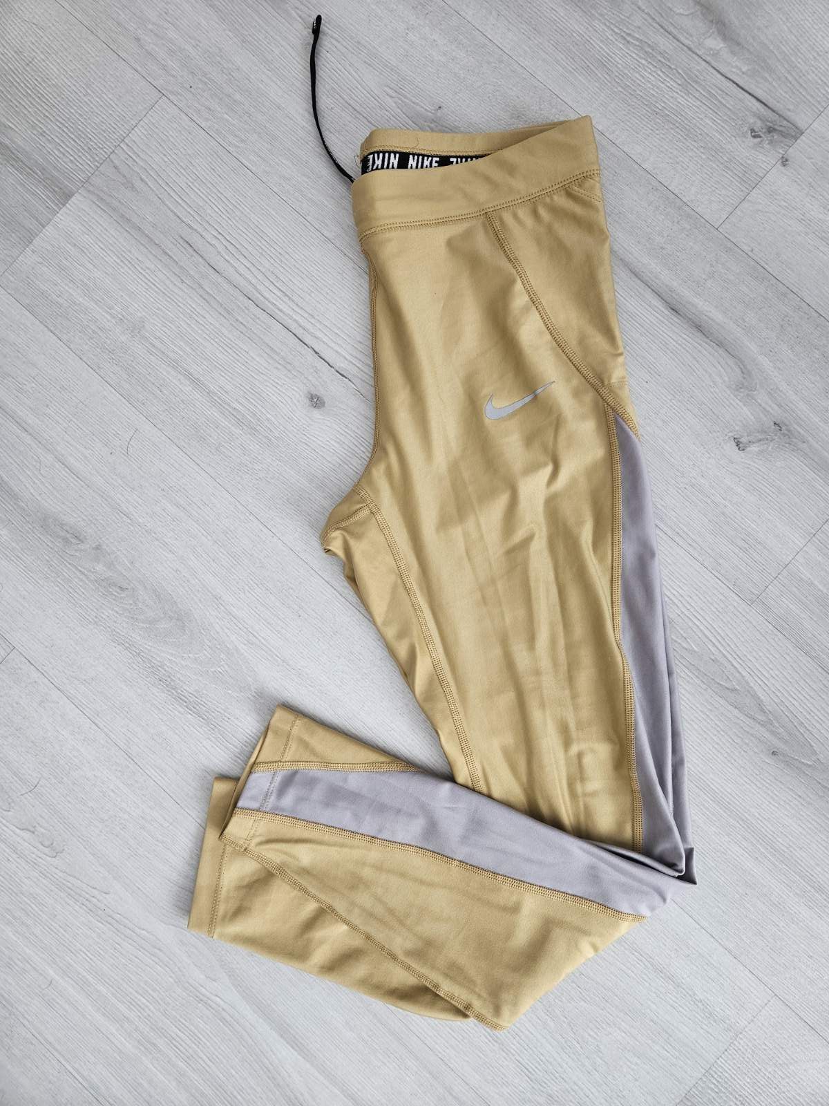 Дамски долнища на Nike.