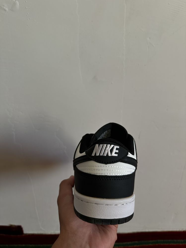 Sb Nike black white low