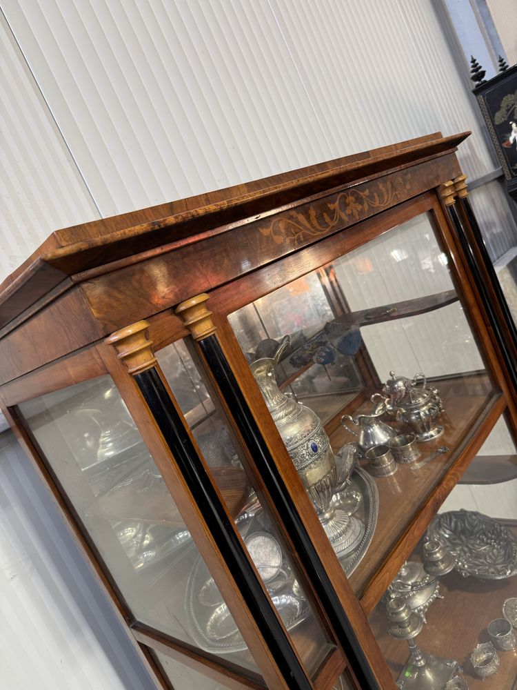 Vitrina biedermeier din lemn cu intarsii si coloane