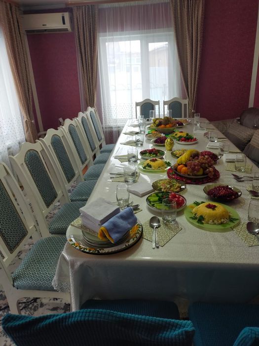 Стол со стульями для гостиной