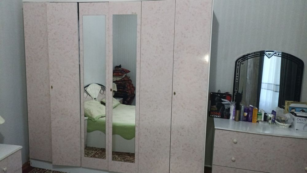 Спальный гарнитур сотилади .